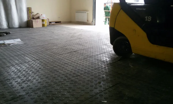 Резиновое покрытие для пола в гаражных боксах и личных гаражах 0
