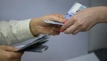 Как отправить денежный перевод во Францию из России в 2024 году?