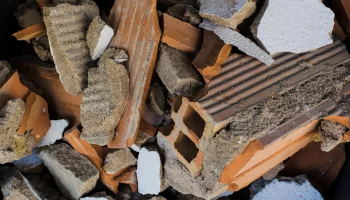 Законная утилизация: какие нормативные изменения помогут решить проблему накопления строительных отходов?