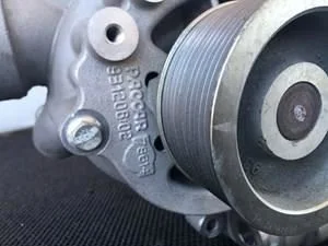 б/у водяной насос в сборе с фильтром охлаждающей жидкости и корпусом термостата для двигателя paccar mx13 2