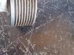 бывший в употреблении ременный натяжитель с 8-ручейным змеевидным шкивом и трубой для водяного подключения 1