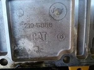 поворотный вал и крышка с базой масляного фильтра для двигателя caterpillar c7 1