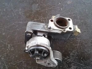 бывший в употреблении ременный натяжитель с 8-ручейным змеевидным шкивом и трубой для водяного подключения 3