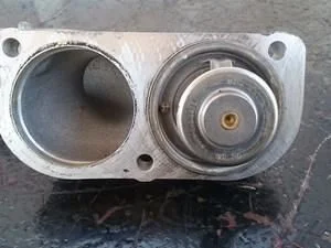 бывшая в потребовании водяная трубка подключается к корпусу термостата p/n a9062031974 для двигателя mercedes mbe906 2