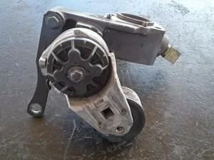 бывший в употреблении ременный натяжитель с 8-ручейным змеевидным шкивом и трубой для водяного подключения 0