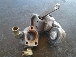 бывший в употреблении ременный натяжитель с 8-ручейным змеевидным шкивом и трубой для водяного подключения 2