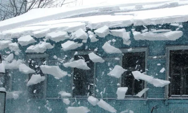 Взыскание ущерба при падении снега и льда с крыши в Челябинске
