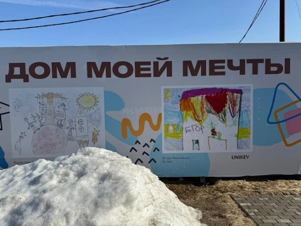 Забор стройплощадки ЖК &laquo;Новые Смыслы&raquo; превратился в галерею детского рисунка
