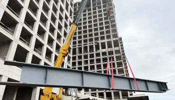 Небесная линия в бетоне: в Петербурге начали строить первый мост между жилыми башнями