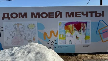 Забор стройплощадки ЖК &laquo;Новые Смыслы&raquo; превратился в галерею детского рисунка