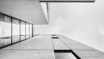 Смена караула: почему большинство россиян против вахтёра в ЖК, но будут рады консьержу-помощнику