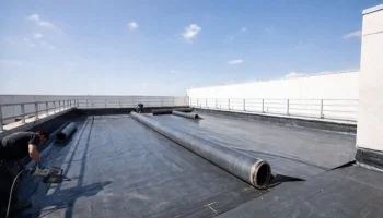 Монтаж ПВХ мембраны на кровле: руководство по надежной гидроизоляции плоских крыш