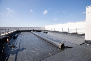 Монтаж ПВХ мембраны на кровле: руководство по надежной гидроизоляции плоских крыш