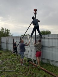 Механизированный монтаж винтовых свай под забор из профлиста