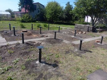 Свайное поле с оголовками под каркасную баню на даче
