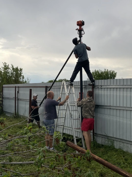 Механизированный монтаж винтовых свай под забор из профлиста