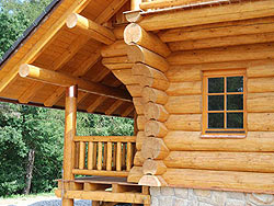 Деревянные срубы домов для ценителей экологичного жилья