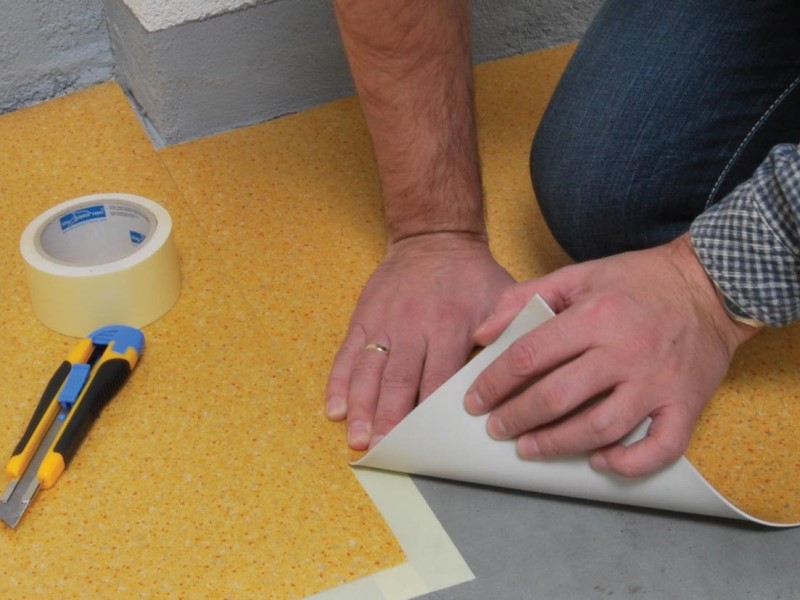 Процесс укладки линолеума на бетонный пол