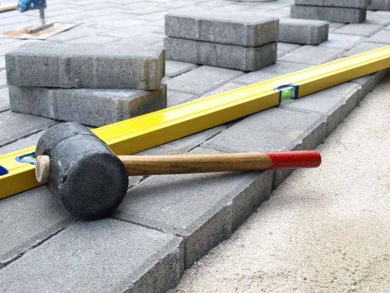 Инструменты и материалы для укладки тротуарной плитки: перечень и особенности