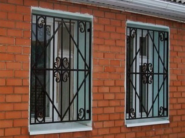 Кованые решетки на окна: эстетичная надежность