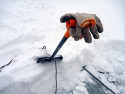 Альпинистские работы по уборке снега с крыши